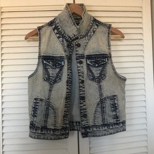 2/20 🌸🌸🌸Beautiful jean vest women’s size large